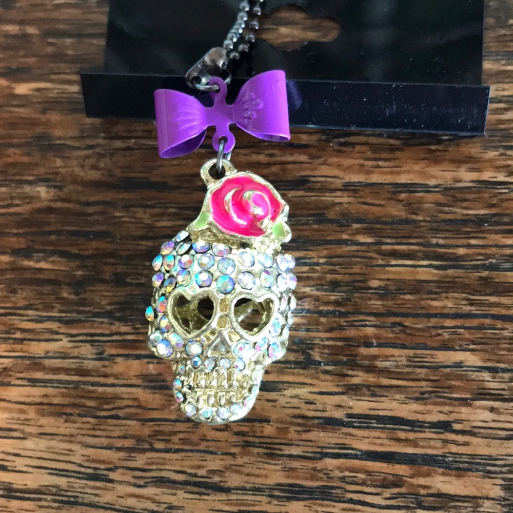 Sparkly skull necklace